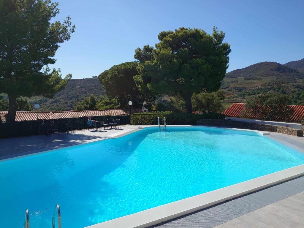 6AMB38 Superbe Villa avec terrasses dans résidence avec piscine commune - 2