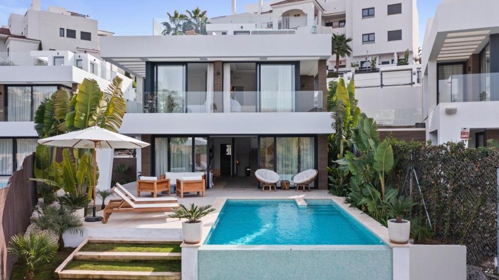 6 BDRM Golfside Luxury Villa w Pool & Jacuzzi - 2