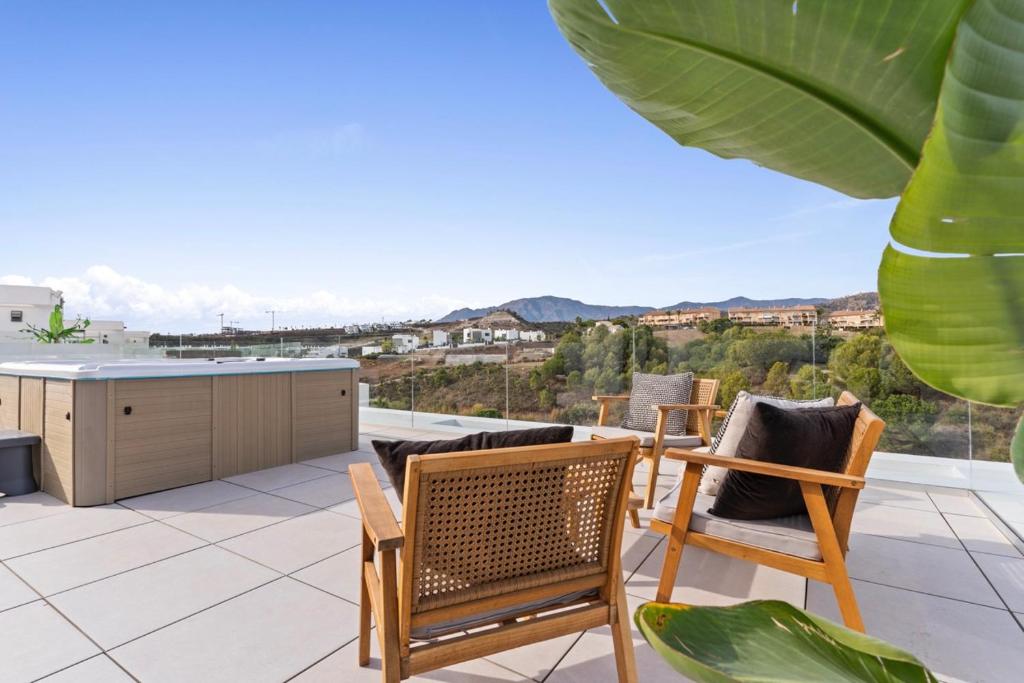 6 BDRM Golfside Luxury Villa w Pool & Jacuzzi - 3