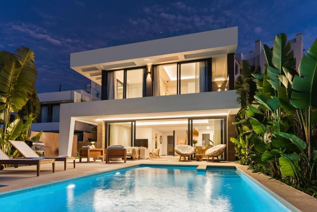 6 BDRM Golfside Luxury Villa w Pool & Jacuzzi - 1