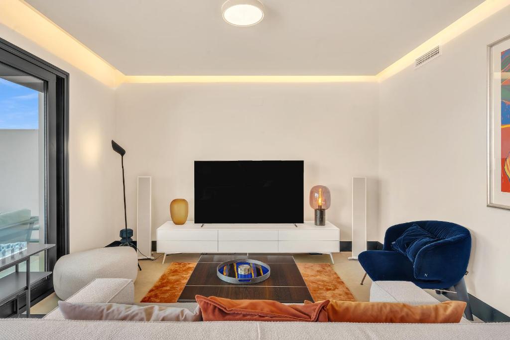 Marbella Lake - 3 Bedroom Luxury Apartment by Finest Rentals - 2