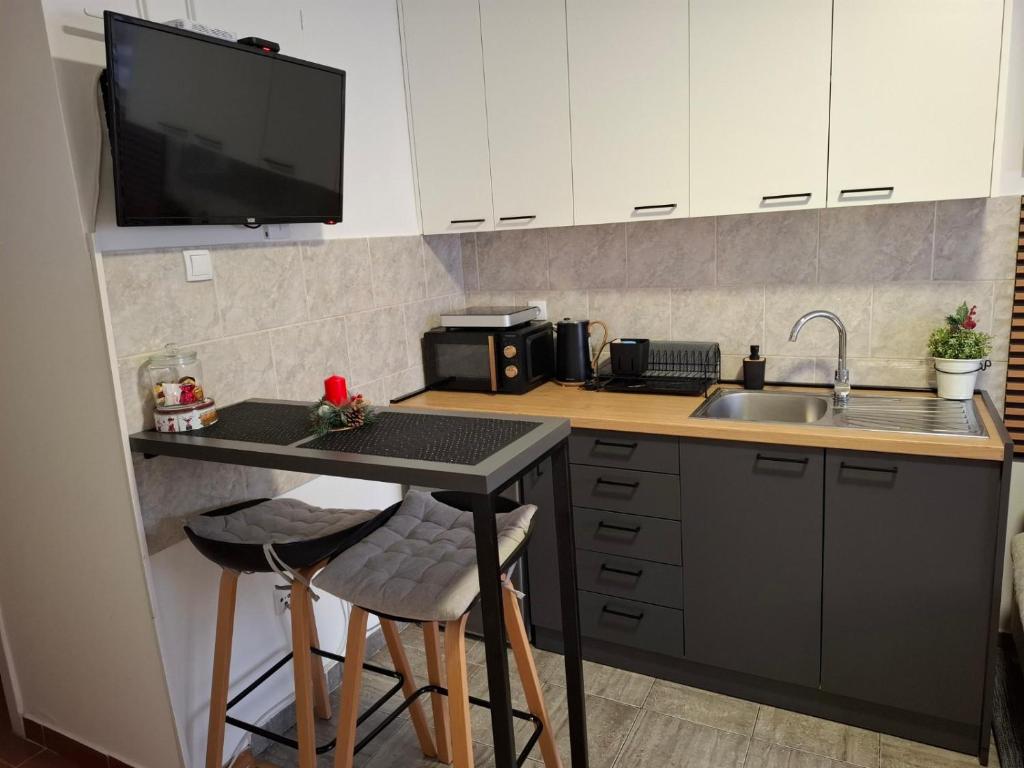 NS Urban Stay-Studio with Balcony and Free Parking - 4