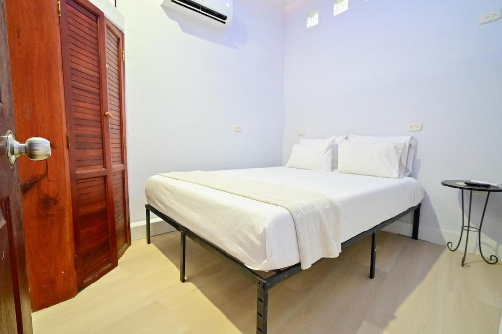 5 Bedroom Cartagena Walled City with Jacuzzi - 2