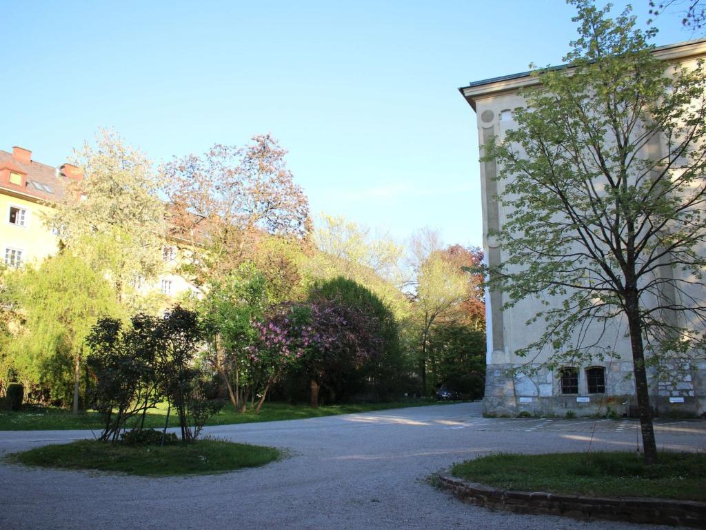 Apartment Gemütliche Wohnung in Geidorf mit Garten- Grazer Dom-Nähe by Interhome - 2