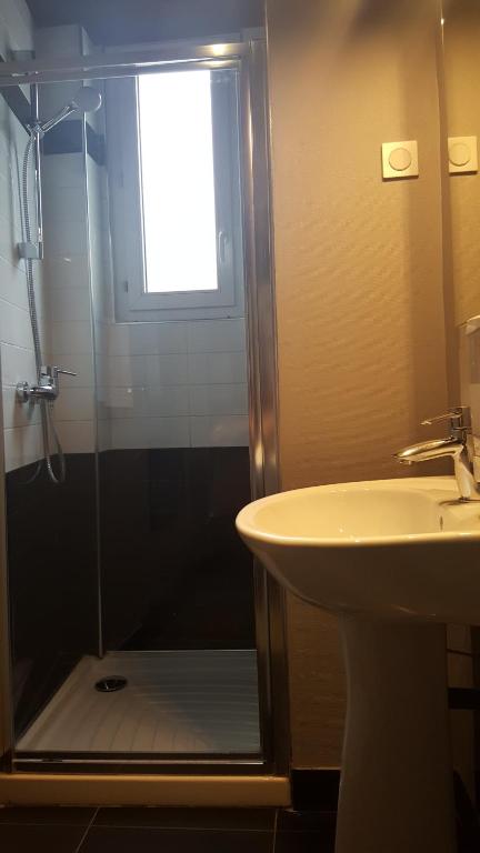Bathroom, Cafe Hotel de l'Avenir in Paris