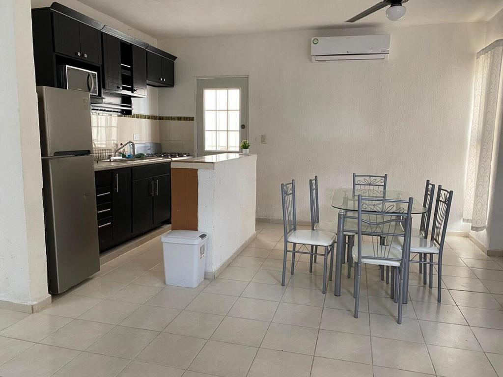Elohim Airport House - 1