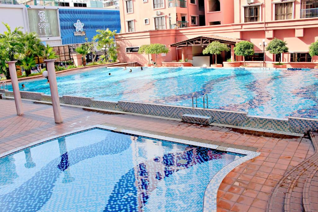 Swimming pool, Oakley Vacation Home@Marina in Kota Kinabalu