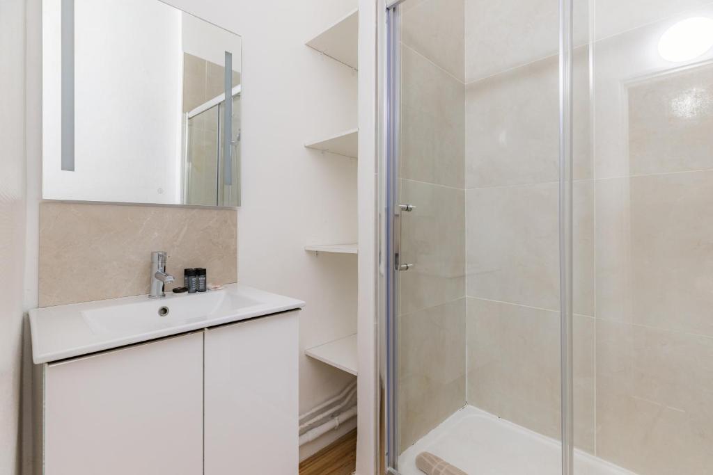 Chic & Centra 2 Bedrooms in the Heart of Le Marais - 4