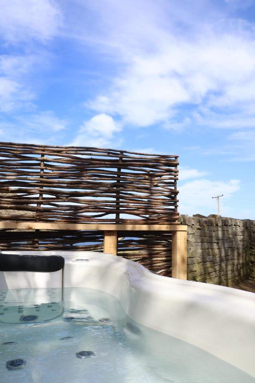 Hot tub, Storytellers Cottage in Doolin