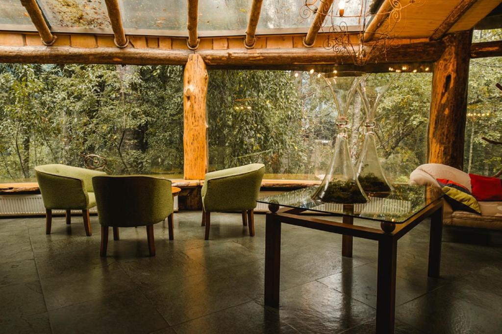 Shared lounge/TV area