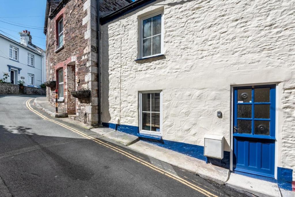 Cosy Fisherman's Cottage with Sea Views, Plymouth photo 4