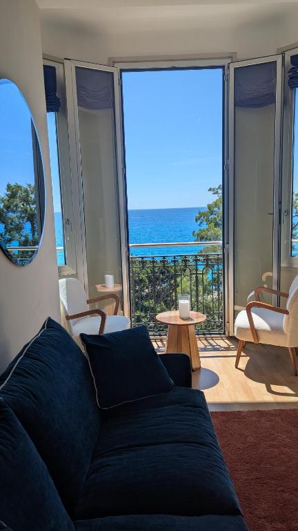 Stunning large 2 rooms apartment seafront - 1