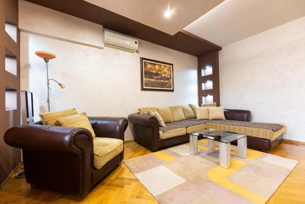 ARENA- One bedroom apartment-public FREE parking in front of building - 4