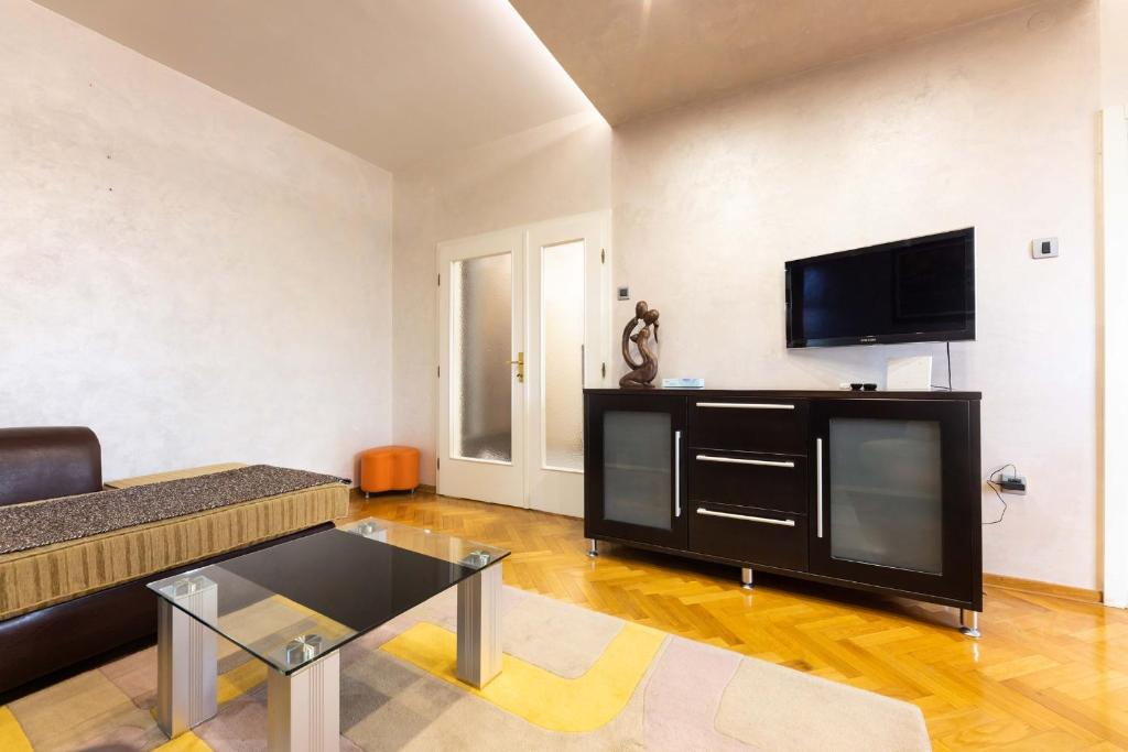 ARENA- One bedroom apartment-public FREE parking in front of building - 5