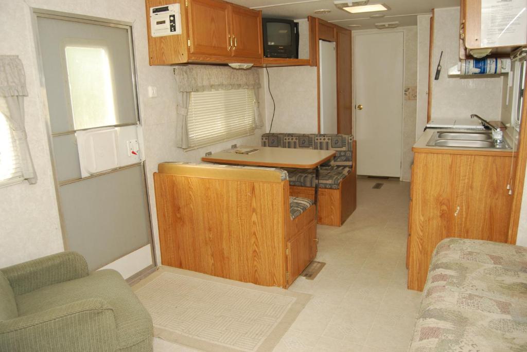 Crescent Bar Camping Resort Studio Cabin 2 photo