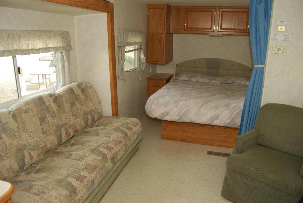 Crescent Bar Camping Resort Studio Cabin 2 photo