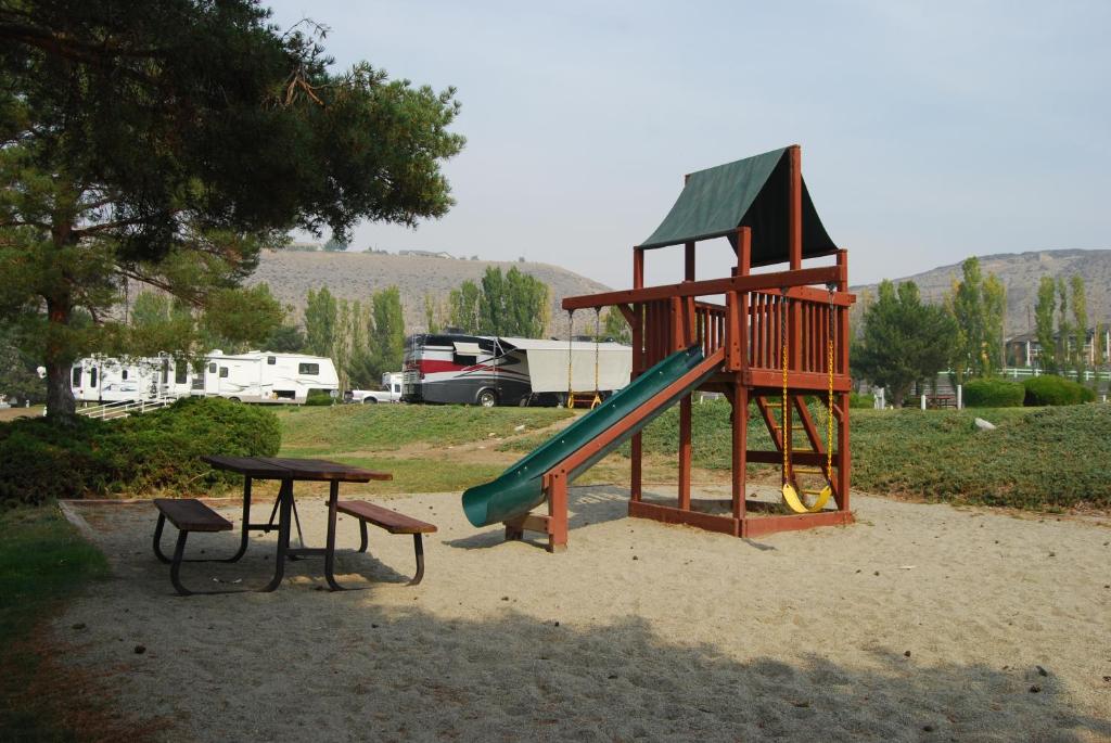 Crescent Bar Camping Resort Studio Cabin 2 photo