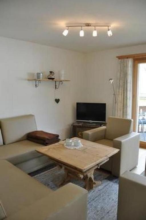 Apartment Chesa Semnadur H8 by Interhome - 3