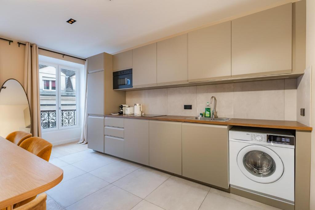 Beautiful Apartment in the Heart of Paris - 4