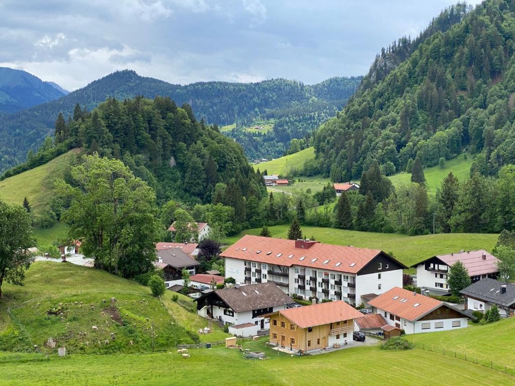 Apartment FeWO Allgäu Chalet - gemütliche Hüttenatmosphäre und Schwimmbad und Sauna im Ha by Interhome - 2