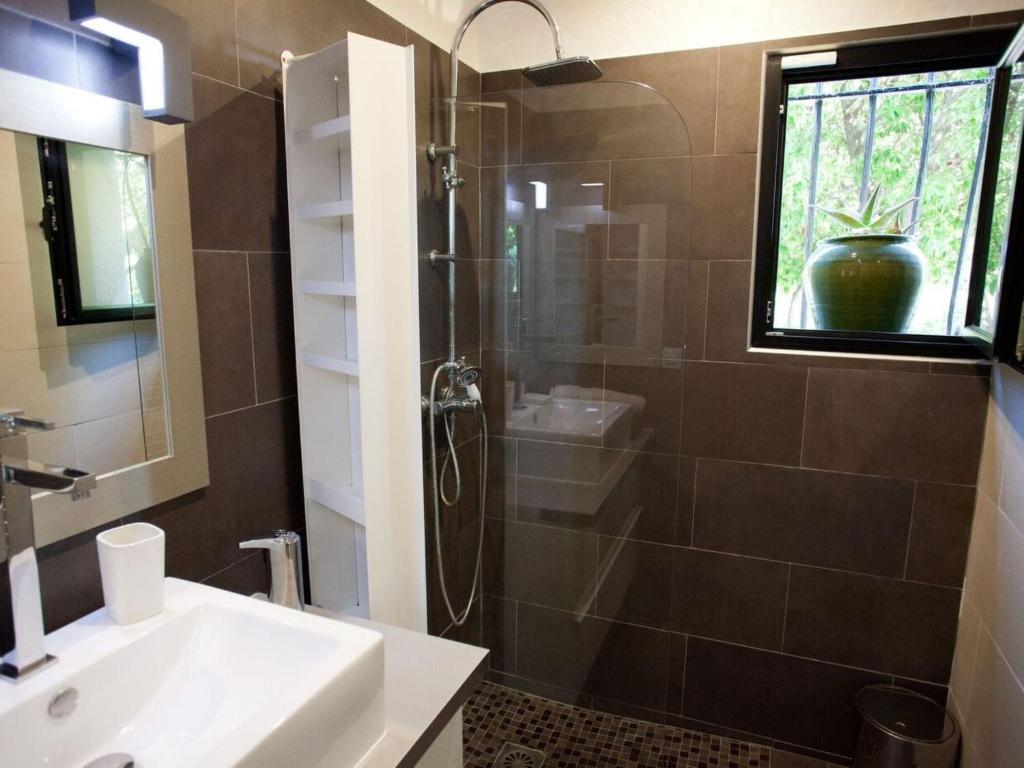 Holiday Home Herrliche Villa mit Meerblick- Pool- 400m vom Meer entfernt by Interhome - 3