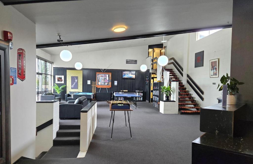 Shared lounge/TV area, Fiordland Hotel in Te Anau