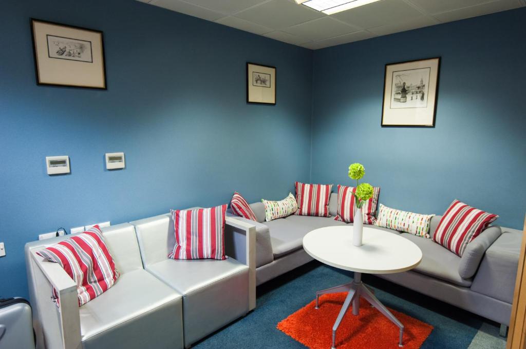 Shared lounge/TV area