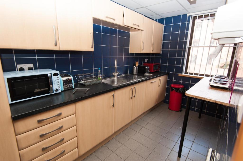Kitchen, Russell Scott Backpackers Hostel in Leeds