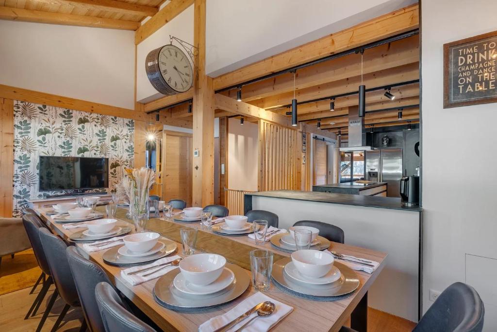 Chalet Abeille 12 Guests • Hot Tub • Free Ski Bus - 3