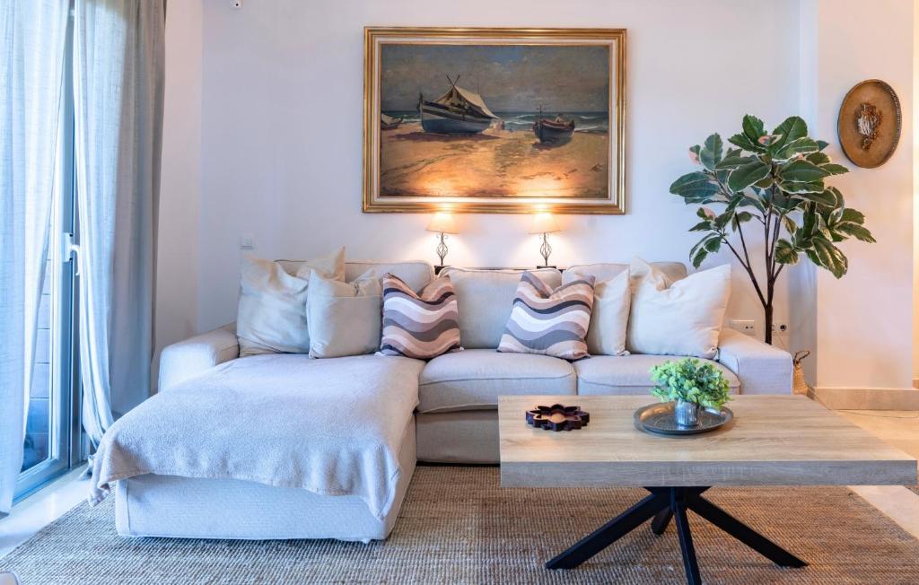 Spacious 3-Bedroom Garden Apartment and Indoor Community Pool - 4