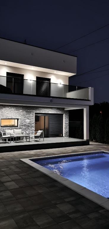 LUXIA PRIVATE ESTATE Sauna & Pool x Jacuzzi with Fireplace outdoor lounge - 1