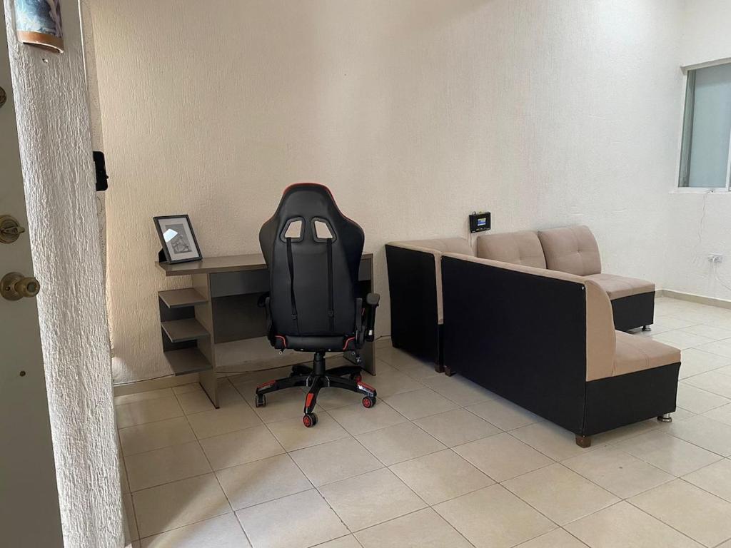 Elohim Airport House - 2