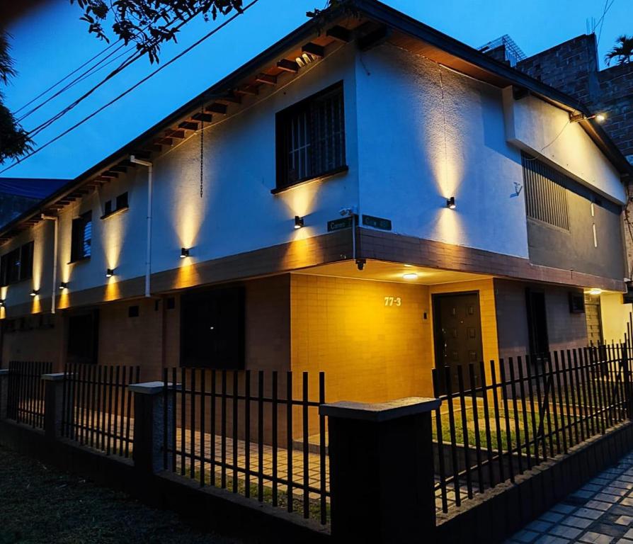 Hotel La Casona - Cerca al Estadio Atanasio Girardot y Laureles - 2