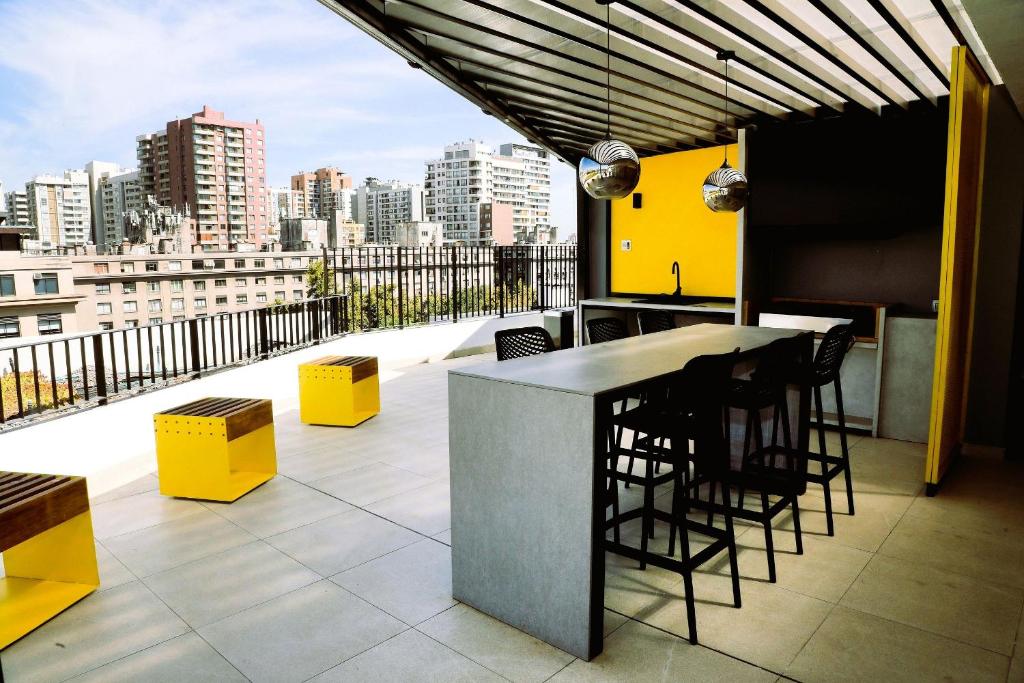 Condor Suites Executive Santiago Centro offers a terrace, barbecue, and Wi-Fi - 2