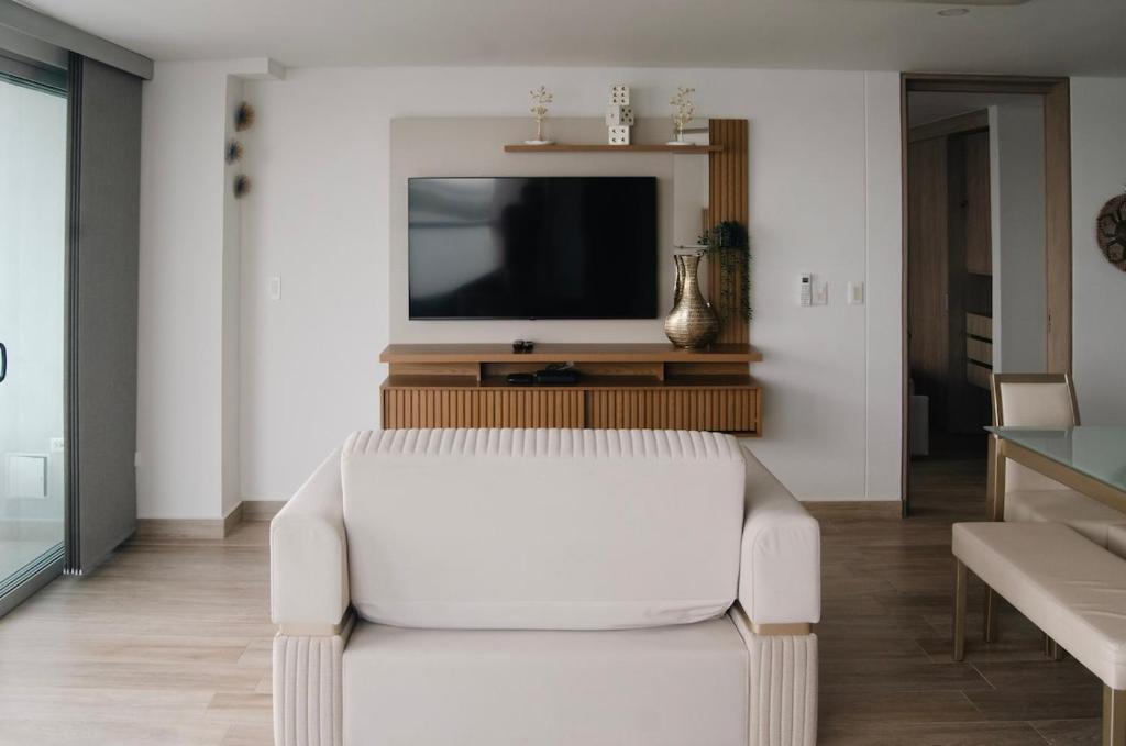 14th Floor Luxury 2BR-Jacuzzi Balcony-Near Airport - 2
