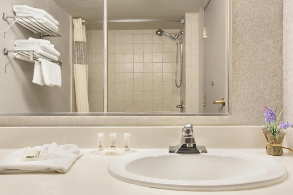 Days Inn by Wyndham Ottawa Airport photo