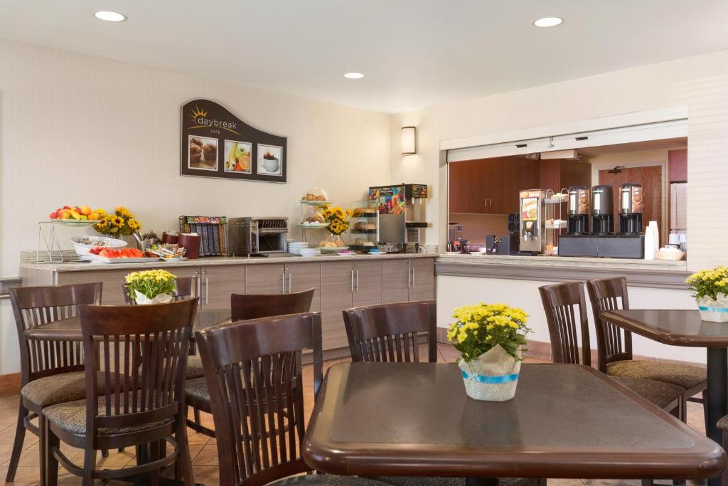 Restaurant, Days Inn by Wyndham Ottawa Airport in Ottawa (ON)