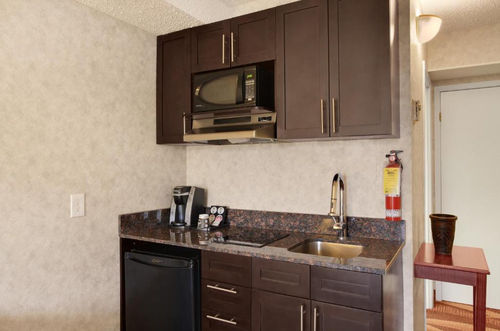 Kitchen, Travelodge by Wyndham Lloydminster in Lloydminster (AB)
