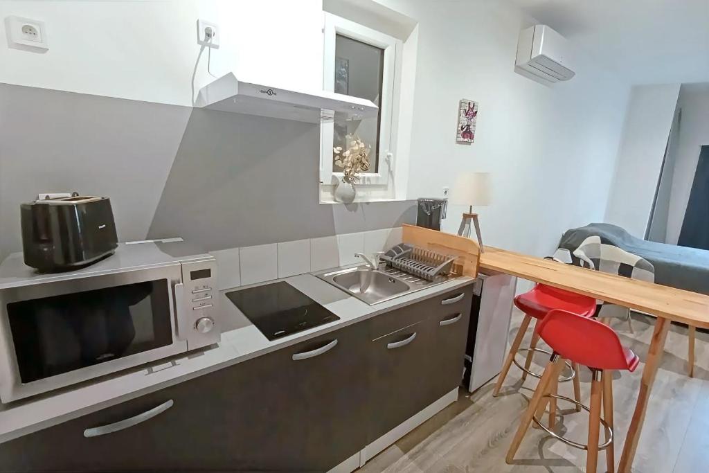 Apt 2, 1er étage, large studio tout confort et climatisé avec une terrasse commune dans un immeuble historique au cachet unique - 2