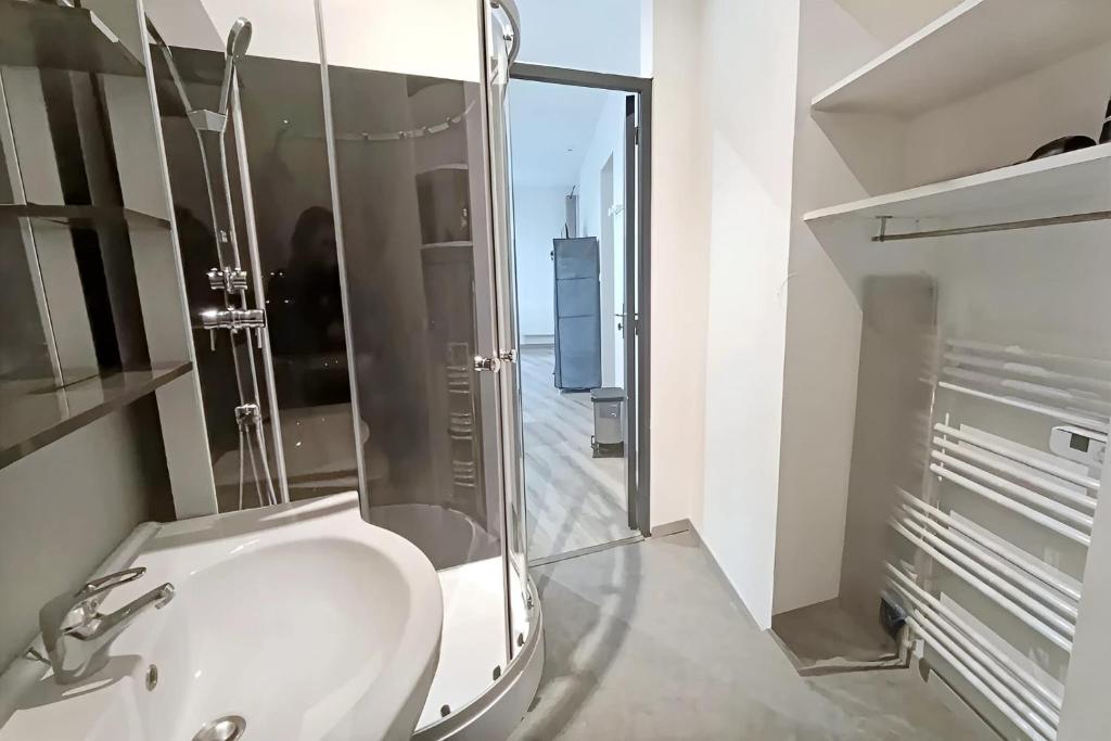 Apt 2, 1er étage, large studio tout confort et climatisé avec une terrasse commune dans un immeuble historique au cachet unique - 3