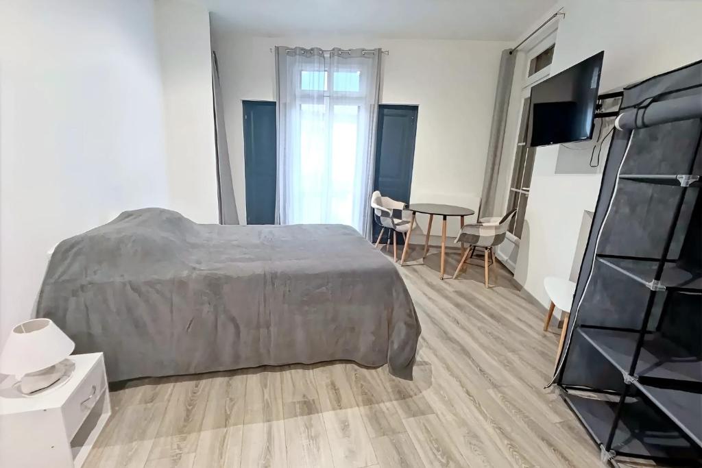 Apt 2, 1er étage, large studio tout confort et climatisé avec une terrasse commune dans un immeuble historique au cachet unique - 4