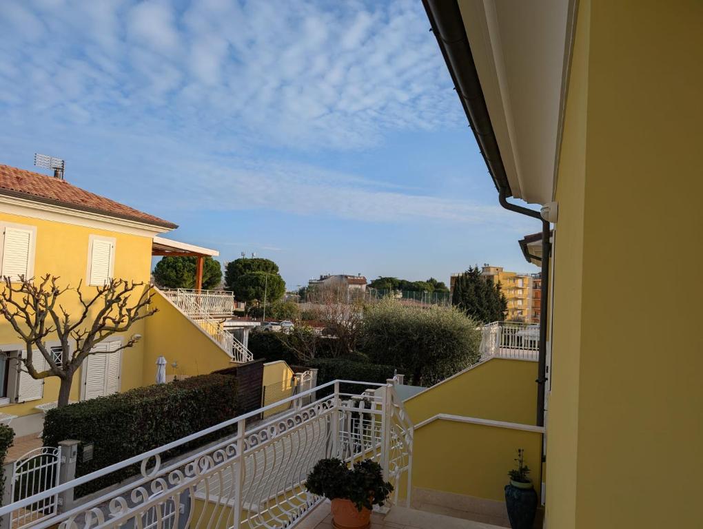 Villino a schiera con ingresso indipendente con balcone e piccola corte esterna con doccia a due passi dal mare - 3