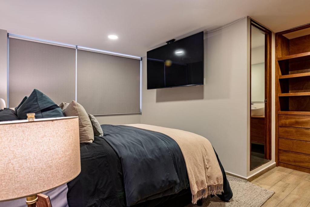 Del Valle Getaway Workspace and Secure Parking - 2