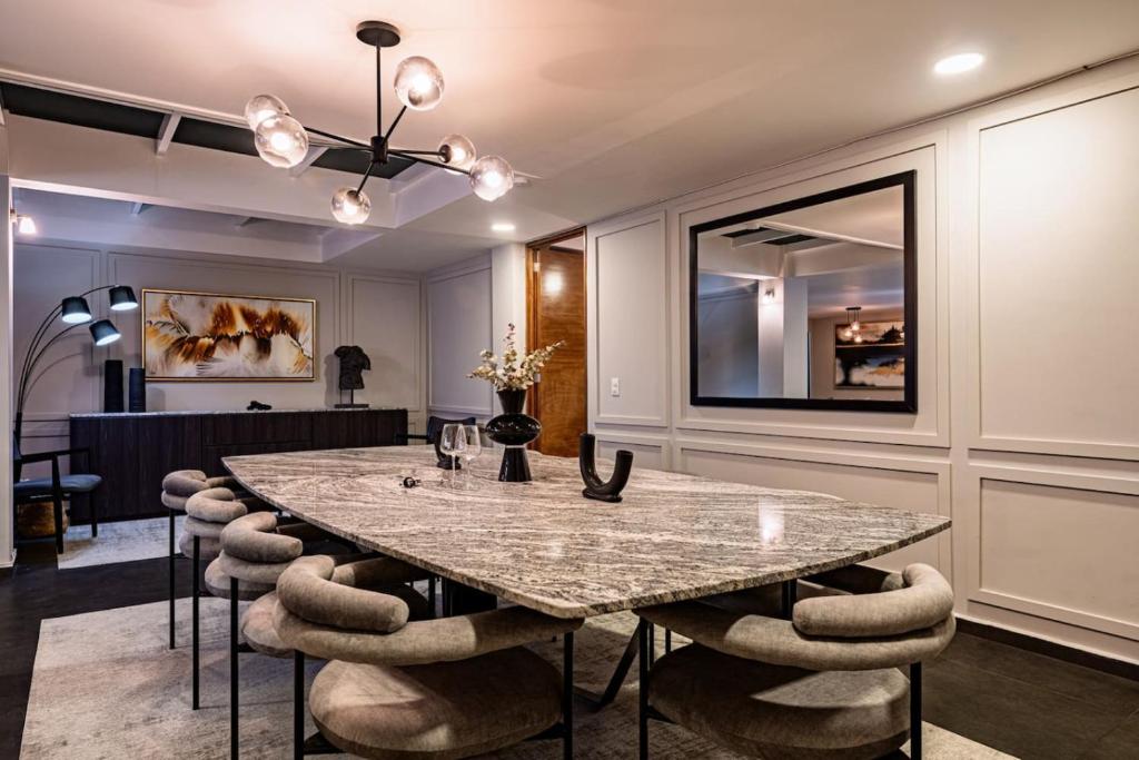 Del Valle Getaway Workspace and Secure Parking - 3