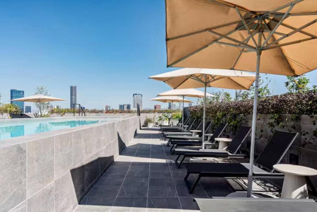 Escape to Skyline Views & Rooftop Pool Bliss - 1