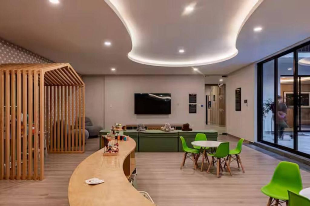 Escape to Skyline Views & Rooftop Pool Bliss - 2