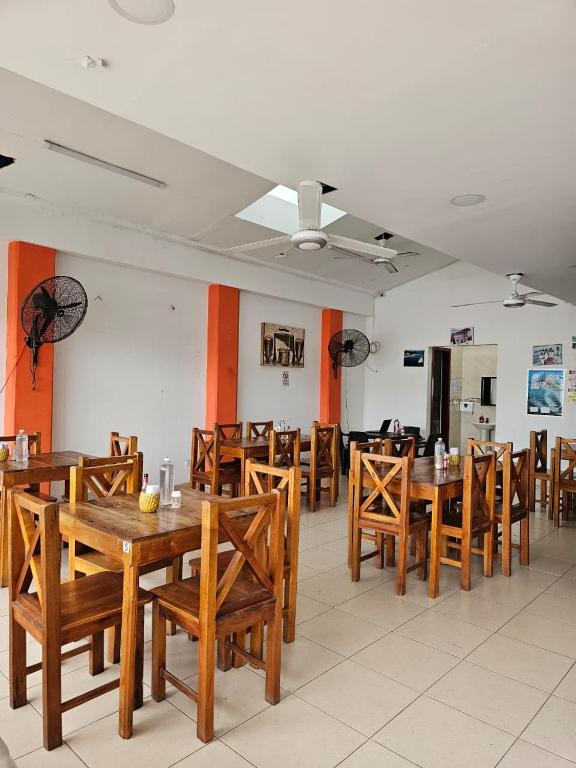 Hotel y Restaurante Delicias del Mar - 4