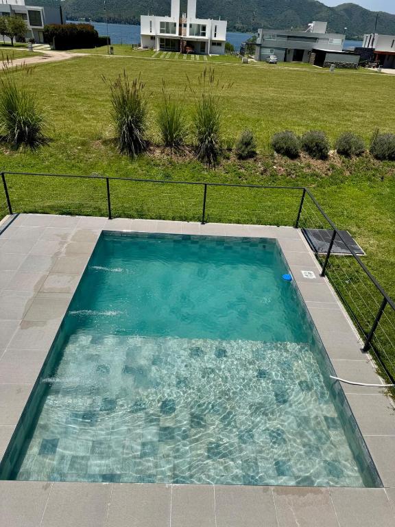 Duplex con pileta frente a lago Los Molinos - 2