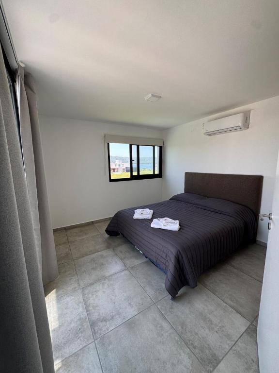 Duplex con pileta frente a lago Los Molinos - 4