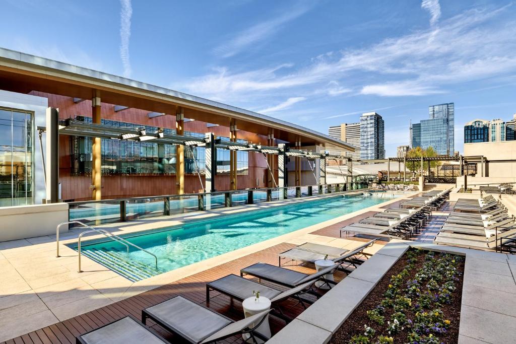 Swimming pool, Omni Nashville Hotel in Nashville (TN)